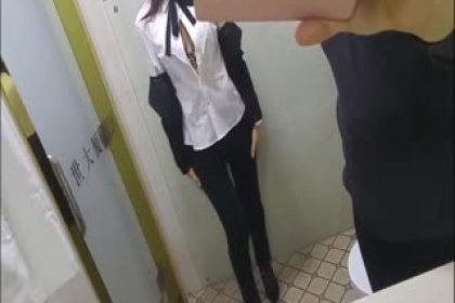 A sexy white-collar woman who works in a bank went to a hotel to have a private meeting with her lover just after get off work, and she was working intensely. Suddenly, she received a phone call from her boss to report to work. She said it was too exciting