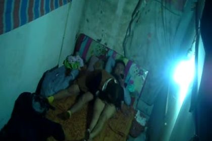 The girl standing on the street in the shanty town secretly filmed you, brother, you are so pretentious, why don’t you come here and spend time while you are busy playing with your mobile phone?