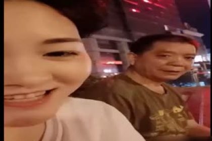 A very good-looking young woman goes out to hook up with a square dancing uncle at night. After eating her breasts in the square, she takes a taxi and goes to a hotel to have sex. Her Hunan accent dialogue is interesting.