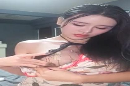 The ultimate slut beauty anchor puts on wax, breast clips, and high heels Ziwei SM show