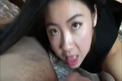 Video of a Taiwanese beauty eating a big cock is exposed~ She is so happy when she is fucked by a big cock