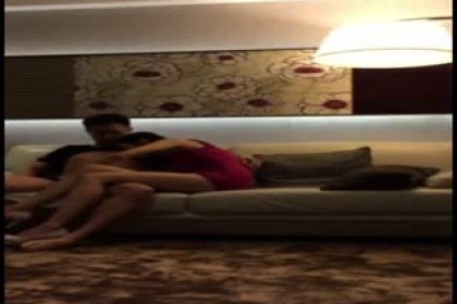 A beautiful secretary with long legs in a butt-covering one-piece dress was fucked in a high-level box by a company leader on the carpet. The beauty lay on the sofa and the man fucked her hard from behind.MP4