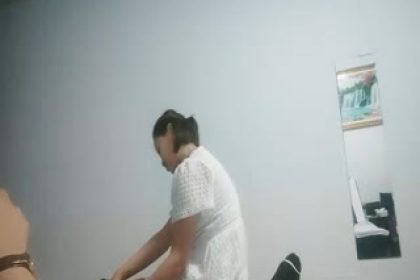 Xiaomeng doesn’t work_My brother hooks up with a sweet girl with big breasts in the foot massage shop and takes her to the room to squeeze her breasts and hold her up for sex