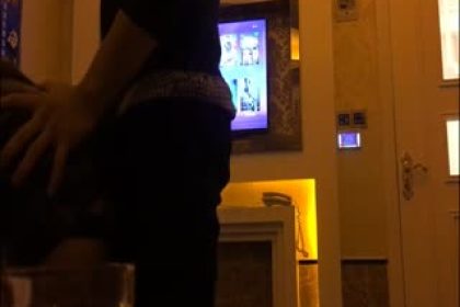 After dinner, a sexy beauty in a short skirt and a netizen went to the private room of the club to wait for the massage technician. She couldn’t hold it in and lifted up her short skirt to have sex. After they finished fucking, they went to the hotel to continue fucking. The bed was bent!