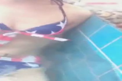 This girlfriend is having sex in the swimming pool at home~ This guy’s dick is so small