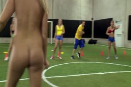American College Student Series – Playing a ball smashing game at the indoor football field and taking off your clothes when it hits the ball, which eventually evolved into a conference 1V