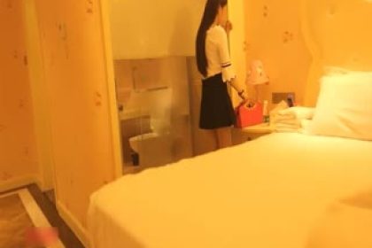 The guy with a big dick in a luxury hotel paid 1,000 yuan to choose a beautiful girl who had just come to work part-time. He also knew how to use a golden hook upside down. At the end of the second time, he secretly took off the condom and shot her all over! Mandarin!