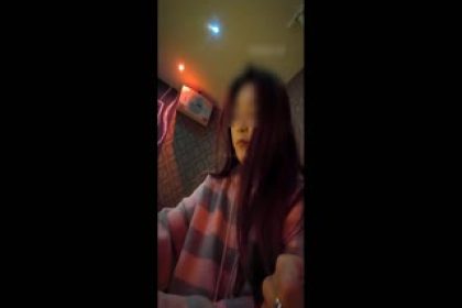 [New Year’s Special]4-A goddess-level sexy beauty accompanied her best friend to KTV to meet netizens who drank too much and went to the toilet. Two men wanted to fuck her in the toilet. After they failed, they took her to the hotel and they took turns to fuck her!