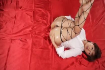 A beautiful woman wears large mesh stockings and masturbates passionately with essential oil until she climaxes and trembles with convulsions. She is so tempting and worth watching 1080P ultra-clear
