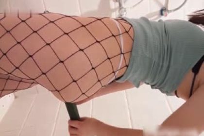A real 19-year-old virgin in high school uniform, high-end private customization, self-playing with the best pink abalone, fluid sex, cucumber virgin touching close-up fishnet stockings temptation chapter HD 1080P full version