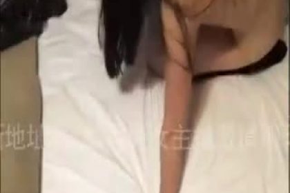 The best girlfriend with long legs and black stockings who is very coquettish and weak. The highlight of her oral sex is her moans. The screams are so exciting that she will cry.