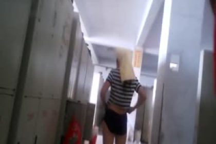 Weird!A man dressed as a woman and entered the dressing room of a women’s bathhouse, filming secretly and masturbating while doing so
