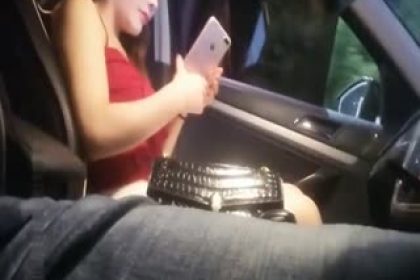 The sexy peripatetic woman in a short skirt and short skirt personally drove to pick her up and took her to the hotel to have sex. He was fucked so hard that the condom was inserted into her pussy for the first time. He pulled it out and then continued to fuck her hard. Mandarin!