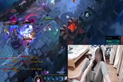 LOL girl stuffed a vibrator into a vibrator to play League of Legends. She lost and sprayed you. Her pink abalone crotch was soaked as soon as the screen was on.