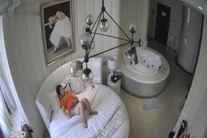 Themed hotel candid shots – a beautiful young woman having an affair with a boss in a hotel. I didn’t expect the fat boss to be so strong in combat. He couldn’t stand the fucking on the bed anymore. He even had to pull her into the bathtub to fuck her!