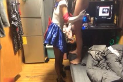 Newcomer xlx’s latest boutique – an appointment with a sexy black stocking beauty wearing a Sailor Moon uniform in the apartment ~ first fuck the pussy and then use the stockings and beautiful legs to hold the cock between the cock ~ and finally cum in the high heels. Mandarin!