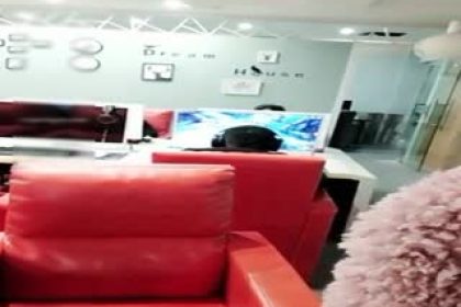 A horny and pure female anchor broadcast live in an Internet cafe to seduce and have sex in the security guard room