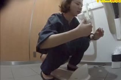 A new leak from an external website shows a secretly photographed beauty squatting in the toilet in a shopping mall, peeing in a striped skirt, with slender legs and pretty eyebrows.