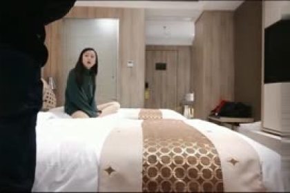 A wealthy fat guy paid 1,800 yuan to meet a goddess-level beauty with snow-white skin online for sex in a hotel.