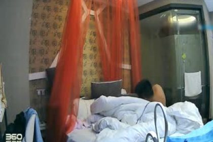 The hotel secretly filmed a beautiful long-legged girl having sex with her boyfriend, picking up the girl and doing crazy things. When she got up in the morning, she had another crazy meal.