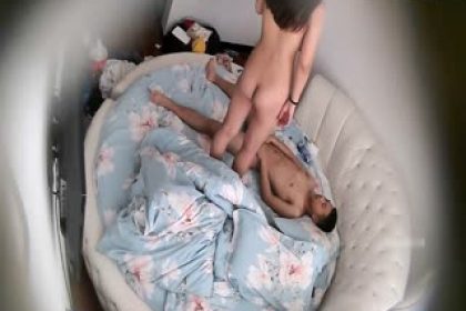 The fair-skinned and beautiful sexy beauty was fucked and fucked in various positions on the bed by her average-looking boyfriend. After the sex was good, the two of them hugged each other contentedly! What a pity for the beauty!