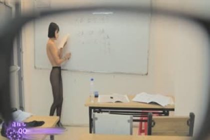 Big bonus latest purchase: The only drama video of Yin Yuer, who is very popular on Douyin recently, showing her face. The teacher is naked in class and masturbating in the classroom. 1080P high-definition original version.