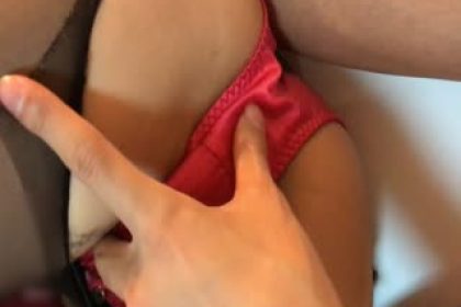 A pervert brother who controls stockings has an appointment with a pure and beautiful college beauty in a hotel. The black silk short skirt is super tempting. He wears black silk stockings and plays with her pink pussy during footjob, and then he rips his stockings and fucks her hard, in Mandarin!
