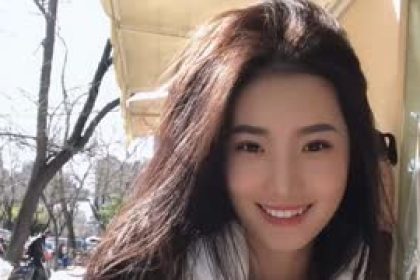 Beijing young model Yaoyao Yujie Fan and her boyfriend were naked in the kitchen while being played with