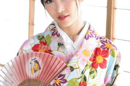 woman wearing kimono