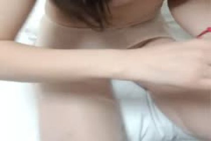 99 yuan member to watch the video_A goddess-level sexy beauty is having sex with three men. One person shoots and guides two people to do it at the same time. They take turns to fuck. The woman said: I can’t serve you three anymore!