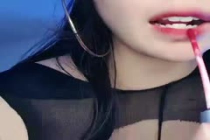 zhubo#Hot figure, big-earring sister with super good looks, passionate show, sexy show, black stockings, seductive dance, passionate dance, high heels, queen props, masturbation, cunt, white juice, sister fingering pussy