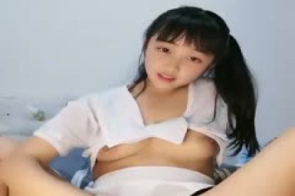 After giving birth, the young mother went out to earn money for milk powder. She showed her petite and cute face, rubbed her small breasts, and fingered her pussy by herself. She still had so much cum and listened to the instructions of her wolf friend.