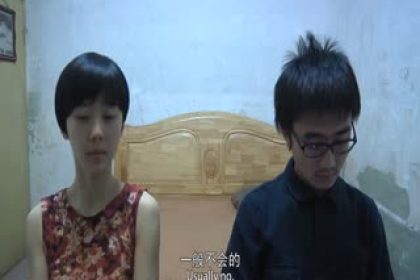 A young literary and artistic man from Beijing pretended to be a director in a simple rental house and interviewed the lady sitting on the stage. I took a selfie and watched the dialogue. I couldn’t help laughing.