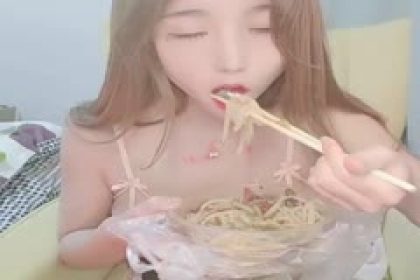 zhubo#[A rare paid show for the beautiful internet celebrity goddess]C-cup top-notch beautiful breasts, big and round, and a sexy steamed bun pussy standing on a chair and having her pussy opened, which is already very wet and keeps calling daddy, very tempting