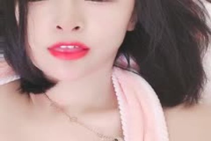 zhubo#168CM, the best flat model with beautiful legs, has just been broadcast for a few days. Her pink breasts and tight pussy are spread open at close range, close-up, super good-looking, big red lips, chatting, panting and moaning.