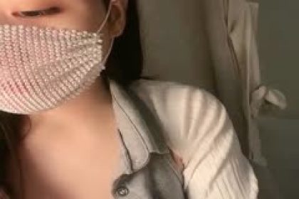 Busty beauty masturbates live for you to watch