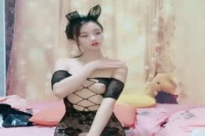 A high-quality dance college girl masturbates to orgasm and squirts. One-piece fishnet stockings with a vibrator fucks her fat pussy with a vibrator and rubs her clitoris. A large amount of water squirts in the bathroom to get wet.