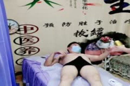 Moans outside the curtain of the traditional Chinese medicine health center, men and women enjoying massage together, the young man flirting with the sexy female technician, making love in different positions, the young woman next door can't stand masturbating