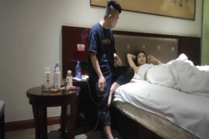 He spent a lot of money to fool a good family in a foot bath shop. The young lady born in 2000 has an extremely slim figure, a slender waist, beautiful breasts, is gentle and talkative, and is the best bed partner tonight.