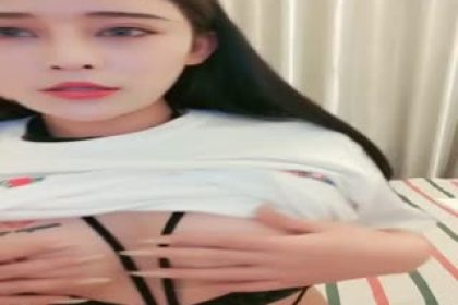 FUCK little slut with the best body contrast. The goddess takes sex pills and orders milk tea to fuck the delivery guy. Under her innocent T-shirt, she turns out to be wearing sexy lingerie that is so tempting. She swallows semen, has a blowjob, and squirts.