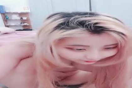 A pink-haired, kawaii Vietnamese girl with big breasts masturbates and has sex. She raises her butt and fucks her pussy in a sexy outfit. She inserts a vibrator and moans repeatedly. She gets a blowjob while riding on top and fucking her hard.