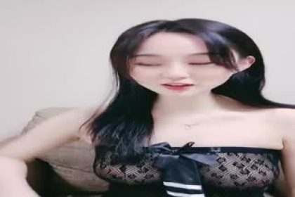 zhubo is a beautiful girl with pink breasts, fair skin and sweet looks. She twists her beautiful buttocks in sexy suspenders and black stockings. She raises her legs and fucks her pussy with her fingers. She then goes to the bathroom to take a shower and get wet.