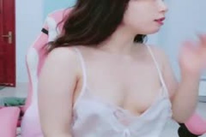 The 22-year-old hot figure in Guangzhou[Xiaoxue is Waiting for You]has plump breasts, rubs her breasts and bounces them, and the delicious abalone is so tempting.
