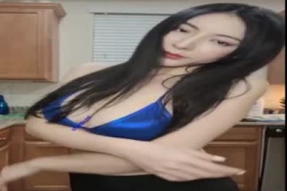 The ultimate big-breasted Internet celebrity goddess Tan Xiaotong pays a large-scale reward for walking the dog outdoors. She reveals her private photos and leaks her big breasts. This pair of headlights is enough to play for one night.