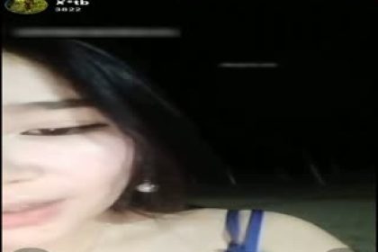 A beautiful and sexy college beauty anchor exposed herself outdoors in the middle of the night to seduce two handsome guys and play flute