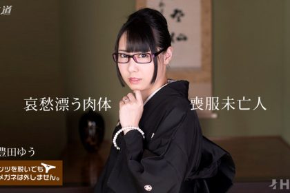 Wear glasses even if you take off your underwear~The beautiful body under the mourning clothes of the widow~_1pon