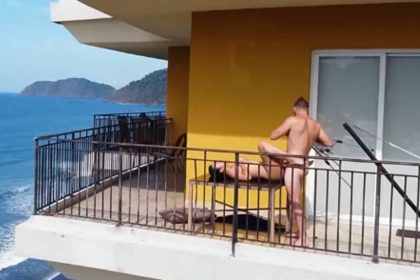 The latest leak shows that the extremely sexy international student Su Qi plays a new trick in sex selfies on the balcony of the Ocean Resort Hotel, and was filmed without a condom and creampied using a drone.