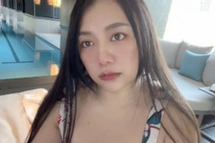 Taiwan SWAG beauty Daisybaby gets a hot girl with big breasts in the swimming pool! Take her back to the room for facial cumshot without a condom!