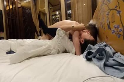 Record the whole process of hooking up with the best young model I just met_slim waist, long legs_shy during sex_cute in bed