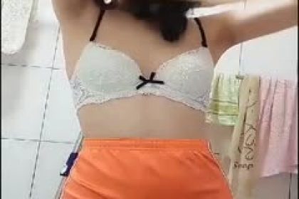 zhubo, a cute little dance girl who is very popular recently shows her face and masturbates